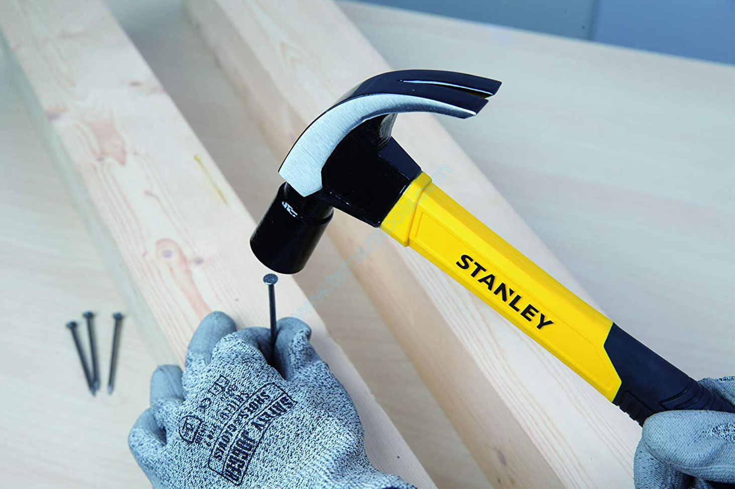 Búa nhổ đinh cán bọc sợi thủy tinh Stanley STHT51391